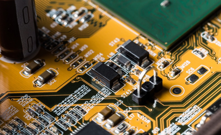 What are the principles of PCB decoupling capacitor configuration?